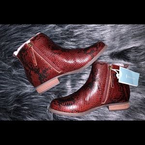 Women’s 8.5 faux snakeskin boots